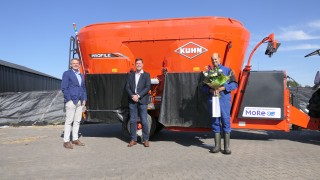 ‘Official delivery’ of the first electrically powered compound feeder by Reesink Agri and Motrac Industries